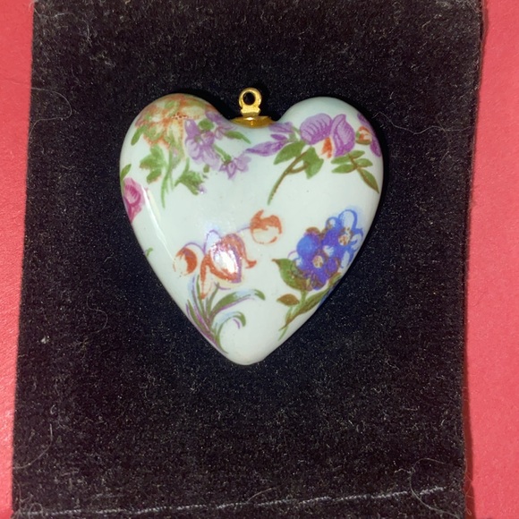 Vintage Porcelain Painted Floral Heart Pendant - Picture 2 of 4